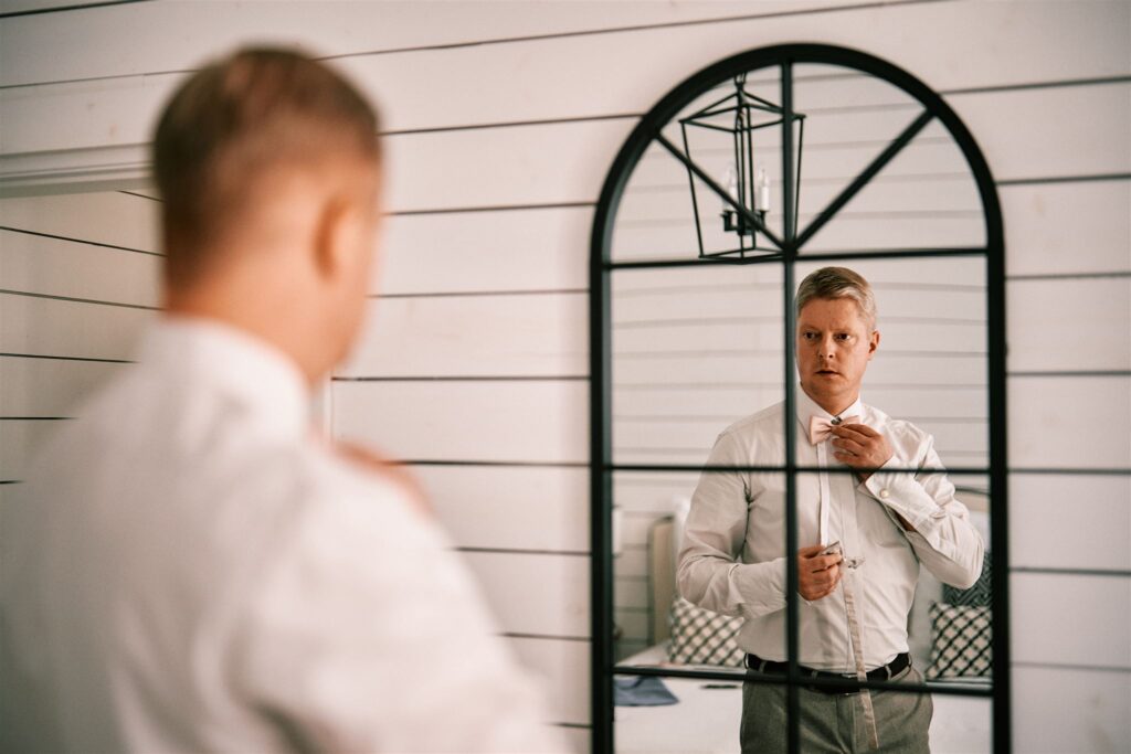 Was kostet ein Hochzeitsfotograf? Preise, Pakete und worauf ihr wirklich achten solltet 4 Hochzeitsfotograf dokumentiert emotionalen Moment zwischen Brautpaar